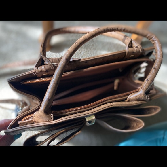 Women’s very cute Tan Purse 👜 - Picture 2 of 2